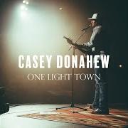 Il testo DROVE ME TO THE WHISKEY dei CASEY DONAHEW BAND è presente anche nell'album One light town (2019)