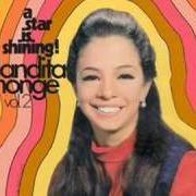 Il testo QUE VIDA SE DA EL HIPPIE di YOLANDITA MONGE è presente anche nell'album A star is shining (1970)