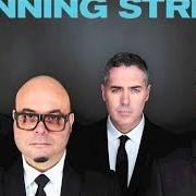 Il testo BOOMERANG di BARENAKED LADIES è presente anche nell'album Grinning streak (2013)