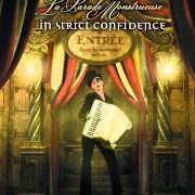 Il testo SCHWARZES LICHT degli IN STRICT CONFIDENCE è presente anche nell'album La parade monstrueuse (2010)