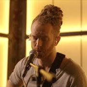 Il testo PASSING PLANES di NEWTON FAULKNER è presente anche nell'album Human love (2015)