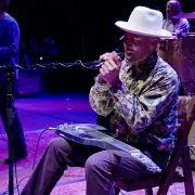 Il testo WE NEED TO TALK ABOUT IT di BEN HARPER è presente anche nell'album Bloodline maintenance (2022)