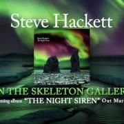 Il testo IN THE SKELETON GALLERY di STEVE HACKETT è presente anche nell'album The night siren (2017)