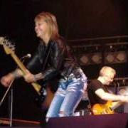 Il testo SHE KNOWS di SUZI QUATRO è presente anche nell'album Main attraction (1983)