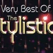 Il testo PEOPLE MAKE THE WORLD GO ROUND dei THE STYLISTICS è presente anche nell'album The great love hits