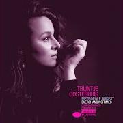 Il testo A THOUSAND THINGS THAT WERE YOU di TRIJNTJE OOSTERHUIS è presente anche nell'album Everchanging times (2021)