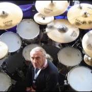 Il testo SHORT STORIES di BILL WARD è presente anche nell'album Along the way (1990)