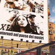 Il testo UNA VITA DI RINUNCE de GLI INQUILINI è presente anche nell'album Bentornati nel paese dei mostri (2003)