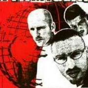 Il testo LA FAMIGLIA (EST. 1993) di LA FAMIGLIA è presente anche nell'album Quarantunesimo parallelo (1999)