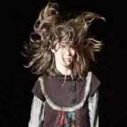 Il testo ¿QUIÉN? di JUANA MOLINA è presente anche nell'album Un dia (2008)