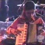 Il testo AÚN SIGO CANTANDO dei LOS ENANITOS VERDES è presente anche nell'album Tracción acústica (1998)