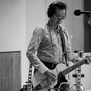 Il testo SUIT OF LIGHTS di ALEJANDRO ESCOVEDO è presente anche nell'album Burn something beautiful (2017)