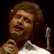 Il testo L'AMÉRIQUE (OVERTURE) di JOE DASSIN è presente anche nell'album A l'olympia (1974)