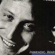 Il testo EINEN BRAUCHT DER MENSCH ZUM TRETEN di KONSTANTIN WECKER è presente anche nell'album Inwendig warm (1984)