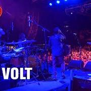 Il testo WHILE ROME BURNS di SON VOLT è presente anche nell'album Union (2019)