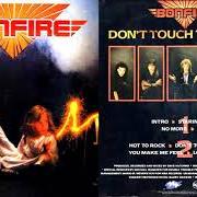 Il testo HOT TO ROCK (MMXXIII VERSION) dei BONFIRE è presente anche nell'album Don't touch the light (mmxxiii version) (2023)