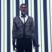 Il testo HUMAIN À L'EAU di STROMAE è presente anche nell'album Racine carree (2013)