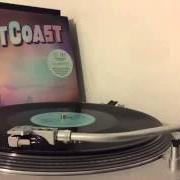 Il testo FEAR OF MY IDENTITY dei BEST COAST è presente anche nell'album Fade away (2013)