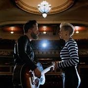 Il testo BREAKERS di THOMPSON SQUARE è presente anche nell'album Masterpiece (2018)