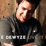 Il testo STAY HERE di LEE DEWYZE è presente anche nell'album Live it up (2010)