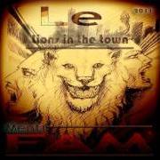 Il testo TU SEI de LE MENTI FAM è presente anche nell'album Lion in the city (2011)