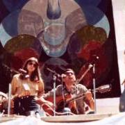 Il testo AMICI MIEI di AMICI DEL VENTO è presente anche nell'album Trama nera (1977)