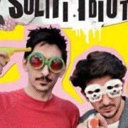 Il testo E' NORMALE de I SOLITI IDIOTI è presente anche nell'album I soliti idioti (2011)