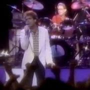 Il testo YOU CRACK ME UP di HUEY LEWIS AND THE NEWS è presente anche nell'album Sports (1983)