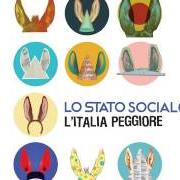 Il testo LA MUSICA NON E' UNA COSA SERIA di LO STATO SOCIALE è presente anche nell'album L'italia peggiore (2014)