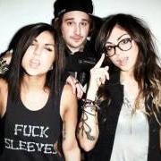 Il testo FEEL ME di KREWELLA è presente anche nell'album Play hard (2012)