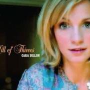 Il testo THE LASS OF GLENSHEE di CARA DILLON è presente anche nell'album Hill of thieves (2009)