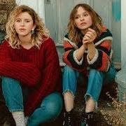 Il testo BLUE CHRISTMAS di GABRIELLE APLIN è presente anche nell'album December (2018)