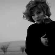 Il testo M'EFFONDRE di MYLÈNE FARMER è presente anche nell'album Bleu noir (2010)