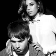 Il testo B UR BOO di ALUNAGEORGE è presente anche nell'album Body music (2013)