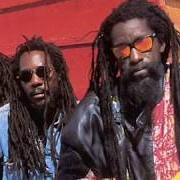 Il testo TIP OF THE ICEBERG di BLACK UHURU è presente anche nell'album Iron storm (1991)