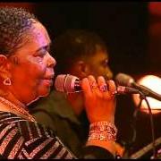 Il testo VIDA TEM UM SO VIDA di CESARIA EVORA è presente anche nell'album Césaria evora: best of (1998)