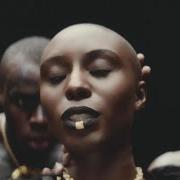 Il testo SHOW ME LOVE di LAURA MVULA è presente anche nell'album The dreaming room (2016)