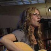 Il testo SHADOWS OF DOUBT di CHELY WRIGHT è presente anche nell'album Lifted off the ground (2010)