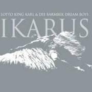 Il testo ICH HABE MEINEN ROLLER VERSEHENTLICH IM KLÄRWERK VERSENKT di LOTTO KING KARL è presente anche nell'album Ikarus (2006)