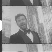 Il testo FEELS LIKE CHRISTMAS di BRETT ELDREDGE è presente anche nell'album Mr. christmas (2021)