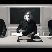 Il testo LA DANZA DEGLI SPECCHI di P.F.M. (PREMIATA FORNERIA MARCONI) è presente anche nell'album Emotional tattoos (2017)