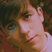 Il testo HOWL di DECLAN MCKENNA è presente anche nell'album Stains (2016)