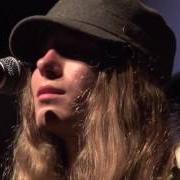 Il testo SHORT TEMPER di SAWYER FREDERICKS è presente anche nell'album Out my window (2013)