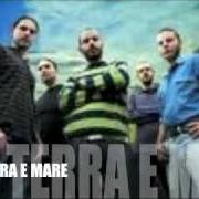 Il testo TRA TERRA E MARE di CRIFIU è presente anche nell'album Tra terra e mare (2006)