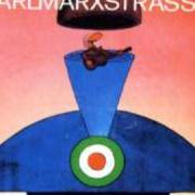 Il testo TRA BACI E CAREZZE di PAOLO PIETRANGELI è presente anche nell'album Karlmarxstrasse (1974)