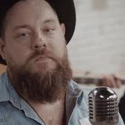 Il testo LOOK IT HERE di NATHANIEL RATELIFF è presente anche nell'album Nathaniel rateliff & the night sweats (2015)