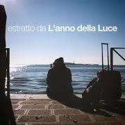 Il testo DENTRO DI NOI di LUSTRO è presente anche nell'album L'anno della luce (2016)