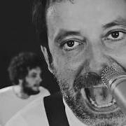 Il testo VINT-I-SUITE di MAZONI è presente anche nell'album Desig imbècil (2019)