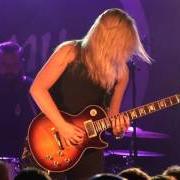 Il testo DEAD AND GONE di JOANNE SHAW TAYLOR è presente anche nell'album Diamonds in the dirt (2010)