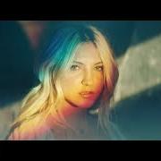 Il testo I'M RIGHT HERE di JULIA MICHAELS è presente anche nell'album New (2019)